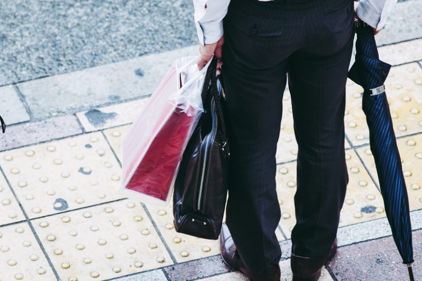 神戸のお土産を買って帰路につく男性