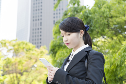 就活生ライクなレディーススーツの女性