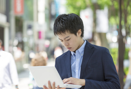 ビジネスカジュアルな大学生